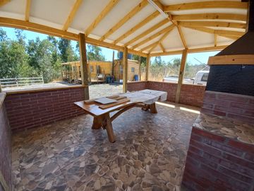 Valle Alegre, parcela 20.000 mts, cercada, con construcciones y pozo