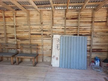 Valle Alegre, parcela 20.000 mts, cercada, con construcciones y pozo