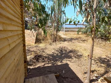 Valle Alegre, parcela 20.000 mts, cercada, con construcciones y pozo