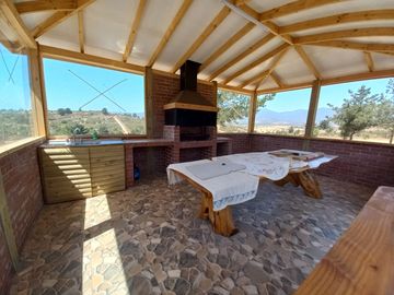 Valle Alegre, parcela 20.000 mts, cercada, con construcciones y pozo