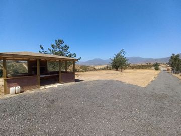 Valle Alegre, parcela 20.000 mts, cercada, con construcciones y pozo