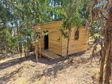 Valle Alegre, parcela 20.000 mts, cercada, con construcciones y pozo
