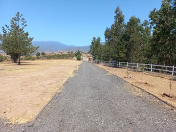 Valle Alegre, parcela 20.000 mts, cercada, con construcciones y pozo