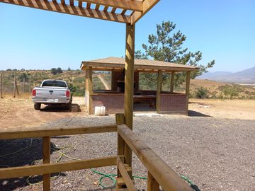 Valle Alegre, parcela 20.000 mts, cercada, con construcciones y pozo