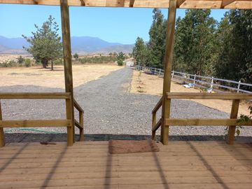 Valle Alegre, parcela 20.000 mts, cercada, con construcciones y pozo