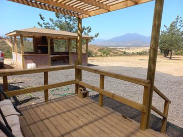 Valle Alegre, parcela 20.000 mts, cercada, con construcciones y pozo