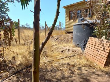 Valle Alegre, parcela 20.000 mts, cercada, con construcciones y pozo