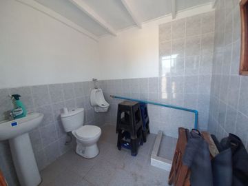 Valle Alegre, parcela 20.000 mts, cercada, con construcciones y pozo