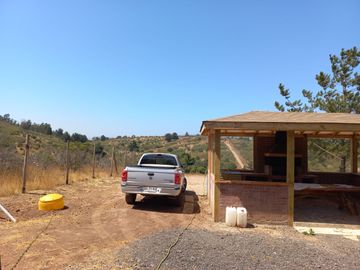 Valle Alegre, parcela 20.000 mts, cercada, con construcciones y pozo