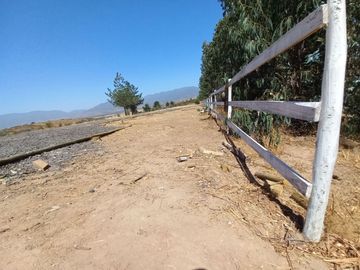 Valle Alegre, parcela 20.000 mts, cercada, con construcciones y pozo