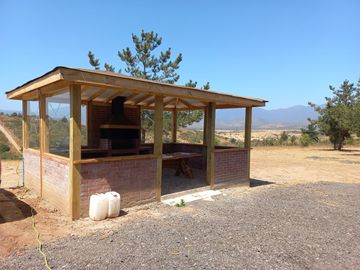 Valle Alegre, parcela 20.000 mts, cercada, con construcciones y pozo
