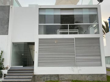 Moderna, impecable y preciosa casa de playa en en exclusivo condominio de playa (km 65Panamericana Sur).Excelente ubicación con 2 vistas, una hacia el