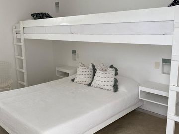 Moderna, impecable y preciosa casa de playa en en exclusivo condominio de playa (km 65Panamericana Sur).Excelente ubicación con 2 vistas, una hacia el