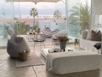Moderna, impecable y preciosa casa de playa en en exclusivo condominio de playa (km 65Panamericana Sur).Excelente ubicación con 2 vistas, una hacia el