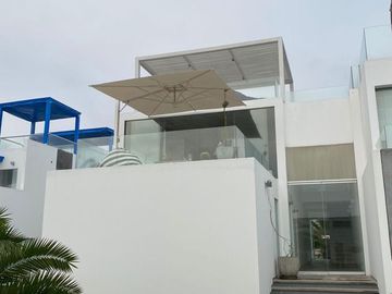 Moderna, impecable y preciosa casa de playa en en exclusivo condominio de playa (km 65Panamericana Sur).Excelente ubicación con 2 vistas, una hacia el