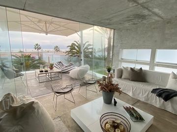 Moderna, impecable y preciosa casa de playa en en exclusivo condominio de playa (km 65Panamericana Sur).Excelente ubicación con 2 vistas, una hacia el