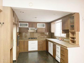 Venta de Casa Alborada Décima Etapa - con linda remodelación cerca a la Rotonda y City Mall