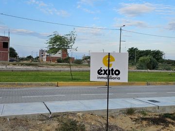 VENDO TERRENO EN ZONA EXCLUSIVA RESIDENCIAL  LAS ACACIAS DE MIRAFLORES
