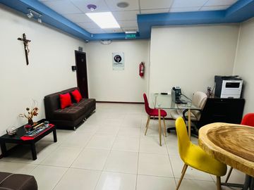 En alquiler oficina en semi amoblada en Imbabura y Rocafuerte centro de Guayaquil (PC)
