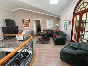 Hermosa Casa Independiente en El Sector de San Rafael Dentro de Conjunto