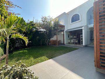 LINDA Y FUNCIONAL CASA DE TECHOS ALTOS FRENTE A PARQUE 🏡🍀