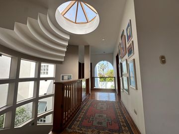 LINDA Y FUNCIONAL CASA DE TECHOS ALTOS FRENTE A PARQUE 🏡🍀