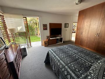 LINDA Y FUNCIONAL CASA DE TECHOS ALTOS FRENTE A PARQUE 🏡🍀