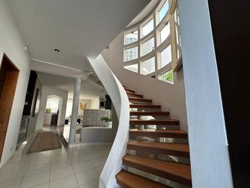 LINDA Y FUNCIONAL CASA DE TECHOS ALTOS FRENTE A PARQUE 🏡🍀