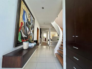LINDA Y FUNCIONAL CASA DE TECHOS ALTOS FRENTE A PARQUE 🏡🍀