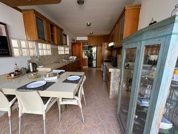 LINDA Y FUNCIONAL CASA DE TECHOS ALTOS FRENTE A PARQUE 🏡🍀