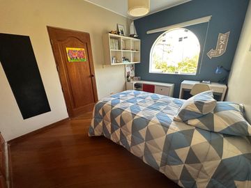 LINDA Y FUNCIONAL CASA DE TECHOS ALTOS FRENTE A PARQUE 🏡🍀
