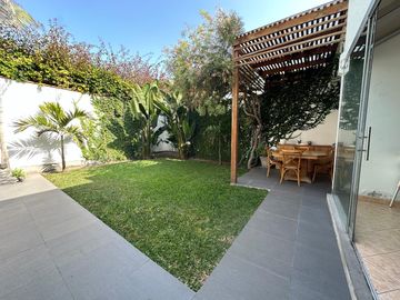 LINDA Y FUNCIONAL CASA DE TECHOS ALTOS FRENTE A PARQUE 🏡🍀