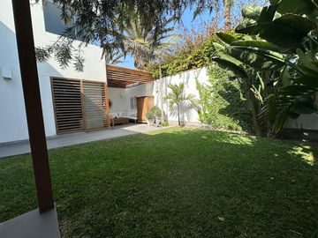 LINDA Y FUNCIONAL CASA DE TECHOS ALTOS FRENTE A PARQUE 🏡🍀