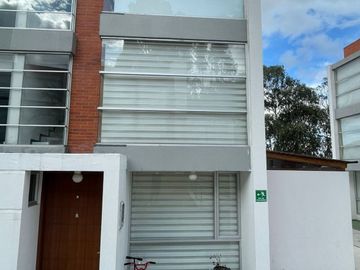 CASA DE VENTA en la ELOY ALFARO, Calle CAPRI cerca del TERMINAL TERESTRE DE CARCELEN