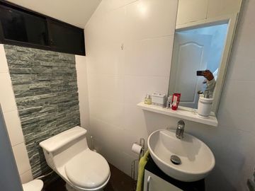 En Venta Casa de 5 Dormitorios en Urb. Estancia del Rio en Via Samborondon