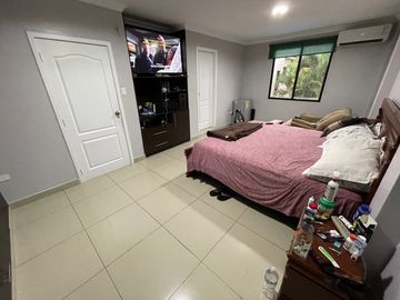 En Venta Casa de 5 Dormitorios en Urb. Estancia del Rio en Via Samborondon