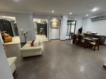 En Venta Casa de 5 Dormitorios en Urb. Estancia del Rio en Via Samborondon