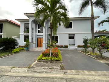 En Venta Casa de 5 Dormitorios en Urb. Estancia del Rio en Via Samborondon