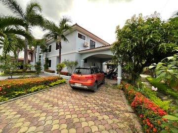 En Venta Casa de 5 Dormitorios en Urb. Estancia del Rio en Via Samborondon