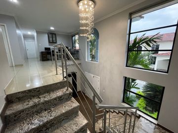 En Venta Casa de 5 Dormitorios en Urb. Estancia del Rio en Via Samborondon