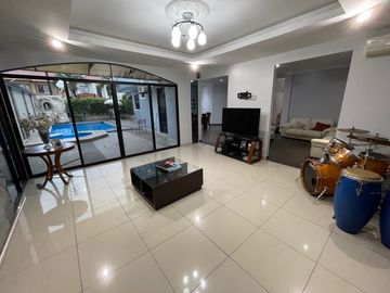 En Venta Casa de 5 Dormitorios en Urb. Estancia del Rio en Via Samborondon