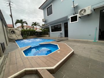 En Venta Casa de 5 Dormitorios en Urb. Estancia del Rio en Via Samborondon