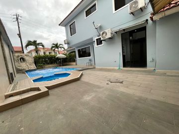En Venta Casa de 5 Dormitorios en Urb. Estancia del Rio en Via Samborondon