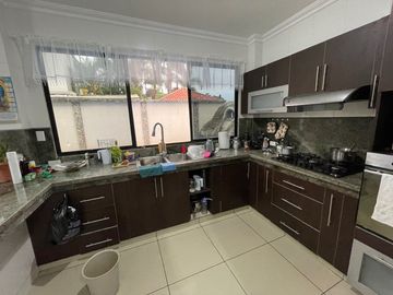 En Venta Casa de 5 Dormitorios en Urb. Estancia del Rio en Via Samborondon