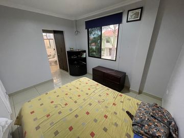 En Venta Casa de 5 Dormitorios en Urb. Estancia del Rio en Via Samborondon