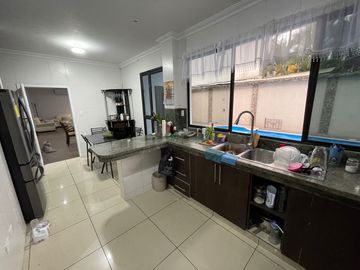 En Venta Casa de 5 Dormitorios en Urb. Estancia del Rio en Via Samborondon