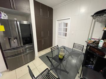 En Venta Casa de 5 Dormitorios en Urb. Estancia del Rio en Via Samborondon