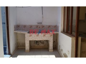 Se Vende Casa En Urb. El Amauta Frente A Parque .A .Melendres