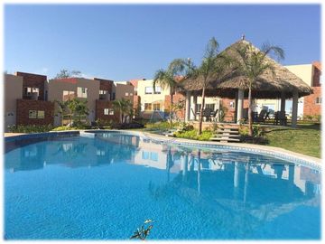 Casas con alberca, cocineta, 3 recámaras