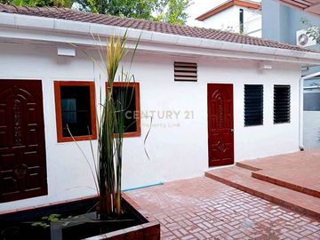 For rent, 2 detached houses within the same fence, on an area of ​​330 sq m., Panya Pattanakarn Village/48-HH-67014